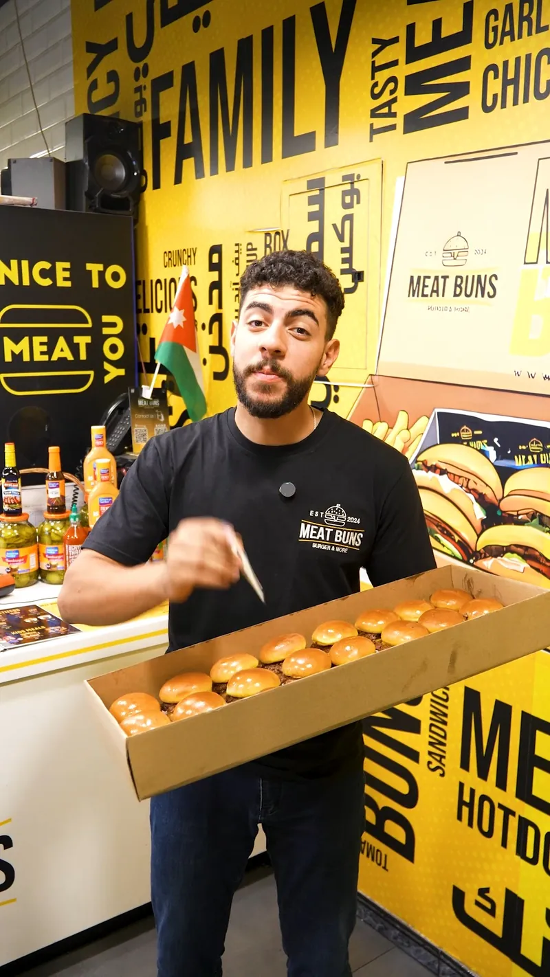 حيطان المحل الصفرا ولافتة NICE TO MEAT YOU
